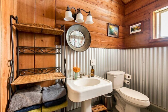 Building Photo - Rustic Modern Farm House