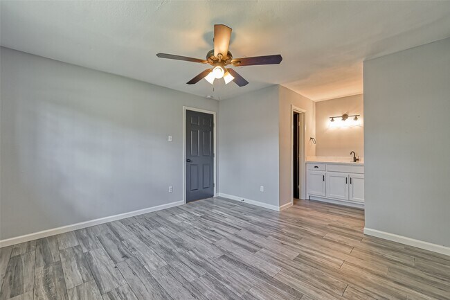 Building Photo - 8623 Valley Forest Dr