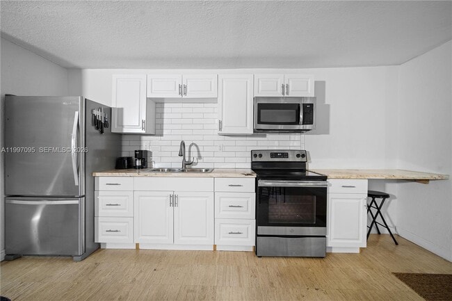 Building Photo - 1181 NE 160th St