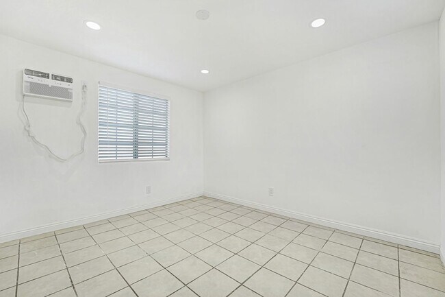Building Photo - 400 W 109th St