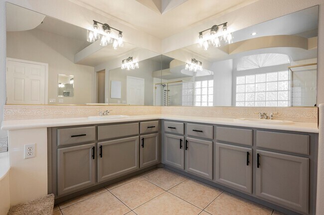 Building Photo - Gorgeous 1 Story Home in Gated Community