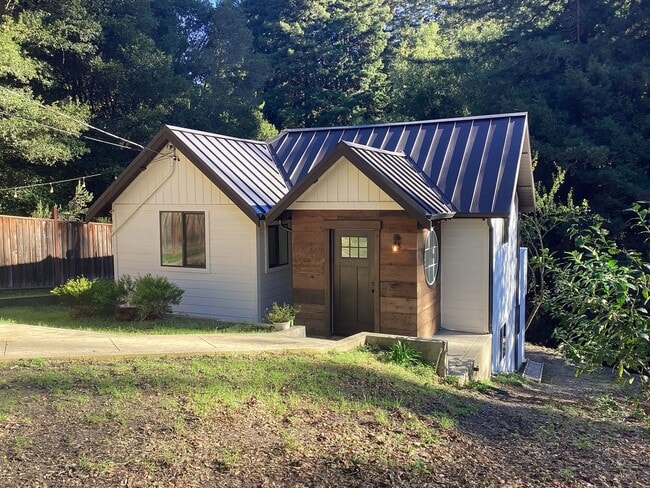 Building Photo - Desirable Soquel Location