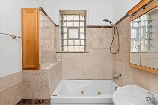 Building Photo - 2 bedroom in Chicago IL 60647