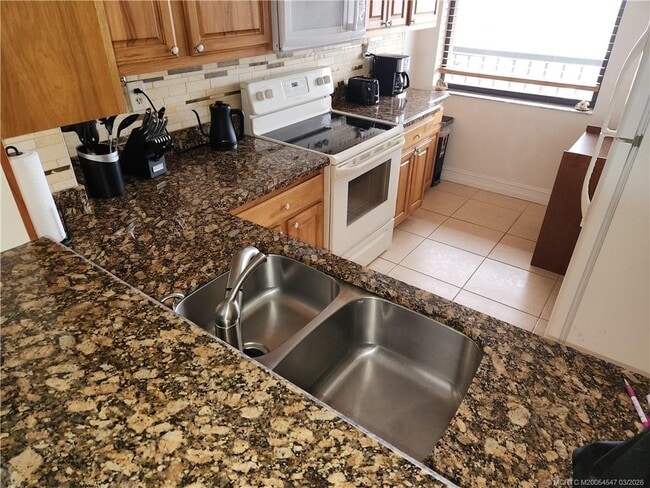 Building Photo - 10680 S Ocean Dr