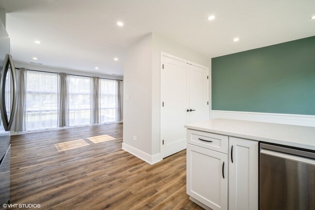 Building Photo - 648 Oakwood Ct