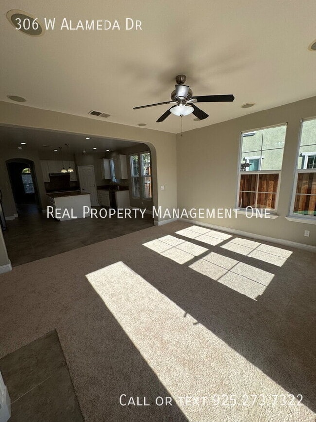 Building Photo - 306 W Alameda Dr