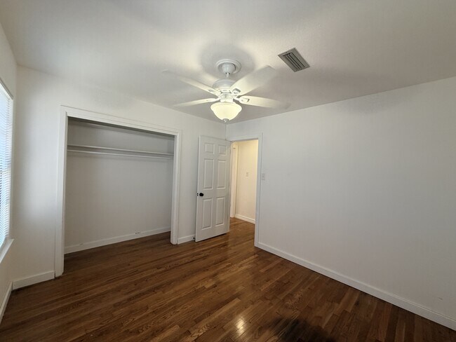 Building Photo - 914 Belmeade Dr