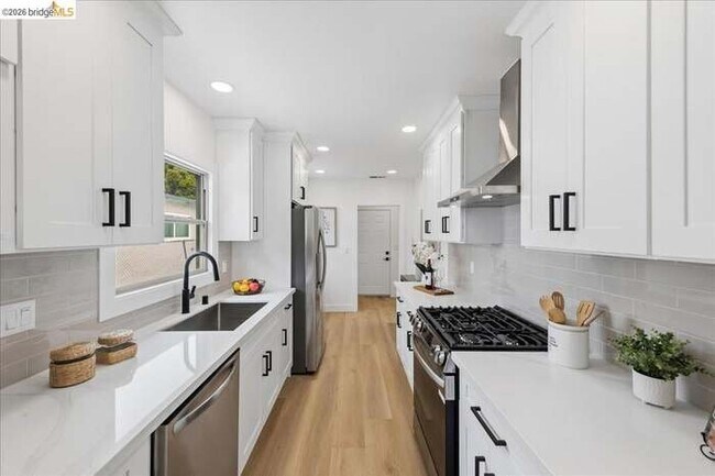 Building Photo - 3350 Brookdale Ave