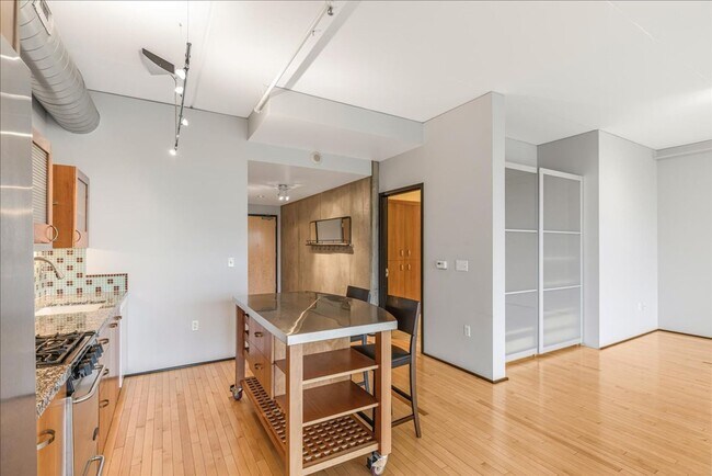 Building Photo - Modern Pearl District Condo – 1 Bedroom + 1 Bath with City Views