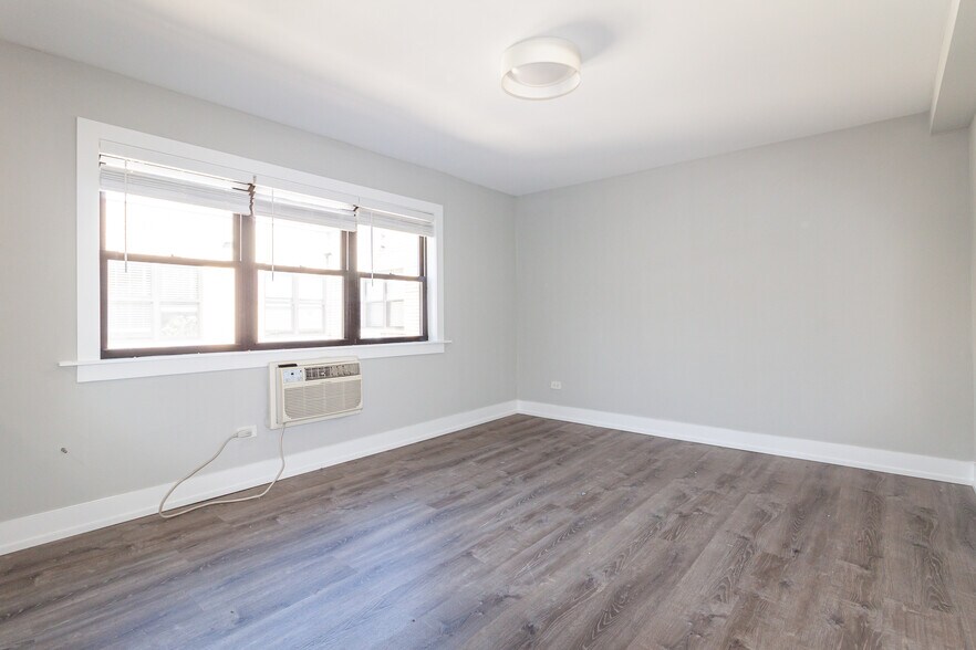 Building Photo - 454 W Barry Ave