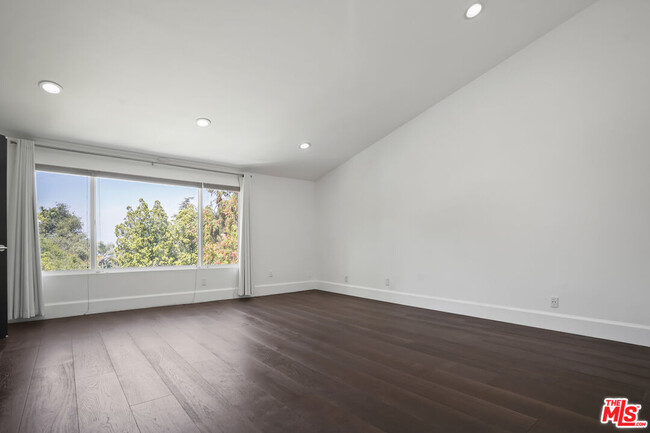 Building Photo - 16544 Park Ln Dr
