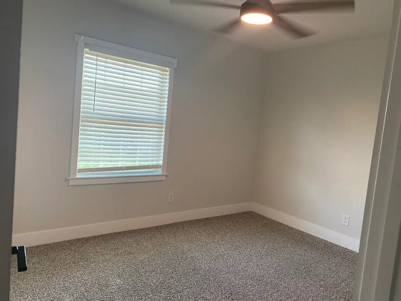 Building Photo - 909 S Colonial Ct