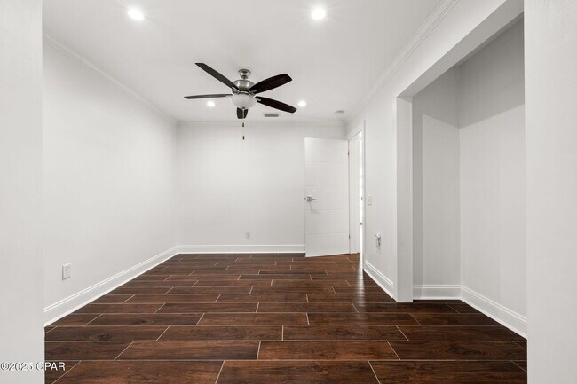 Building Photo - 1528 Oak Ave