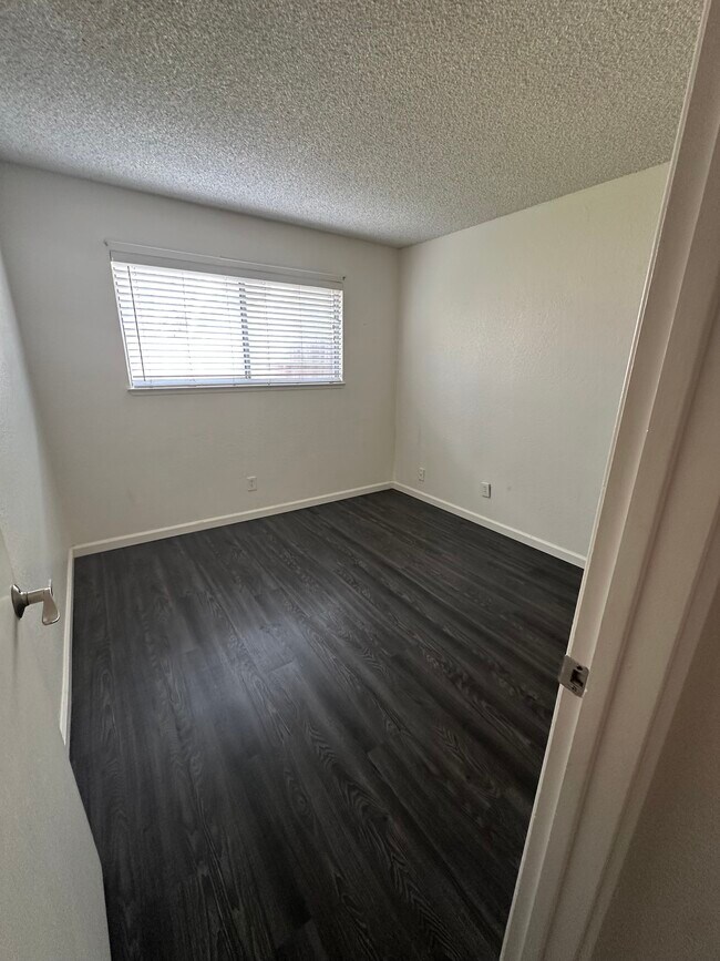 Building Photo - 9121 Nasreen Dr