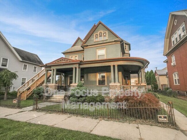 Building Photo - 841 Diamond St