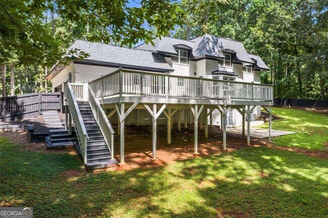 Building Photo - 2023 Stoneleigh Dr