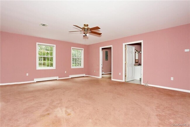 Building Photo - 80 Old Quaker Hill Rd