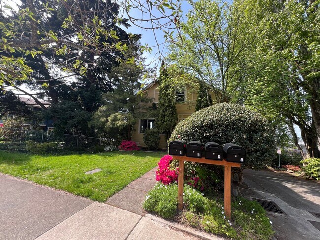 Building Photo - Studio apartment near WWU!