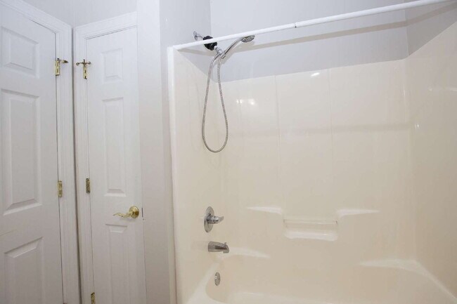Building Photo - "Spacious 3-Bedroom Retreat with 3200 Sq Ft of Comfort in Seven Lakes!"