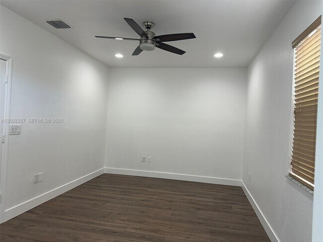 Building Photo - 2031 SE 14th Ct