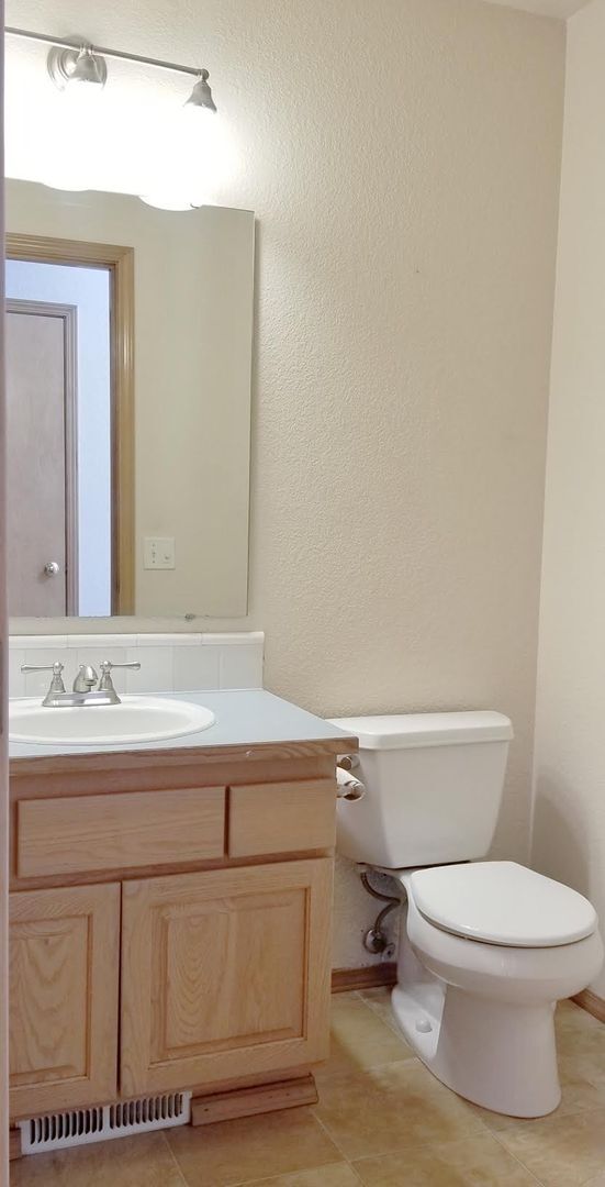 Building Photo - Refreshed and Move in ready 04/20/2026 - 4 bedrooms in Lacey - North Thurston School district.