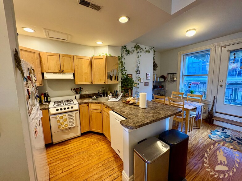 Building Photo - 211 E Mt Royal Ave