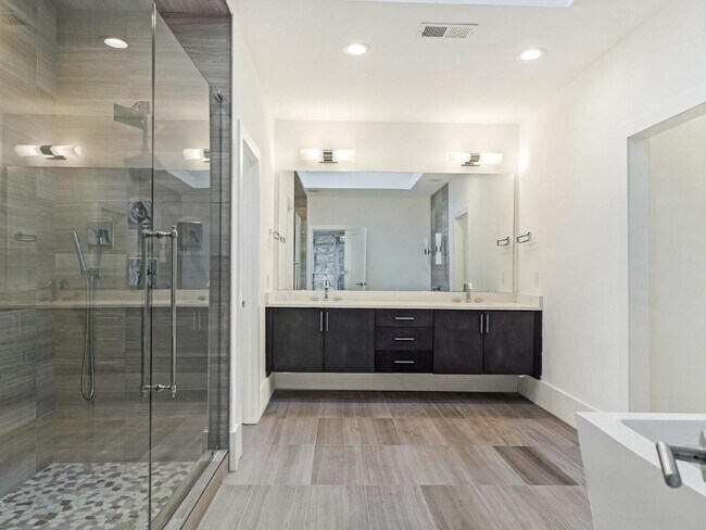 Building Photo - Beautifully built, renovated home boasts 5 BD, 5 BT, providing ample space for a growing family a...