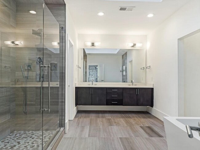 Building Photo - Beautifully built, renovated home boasts 5...