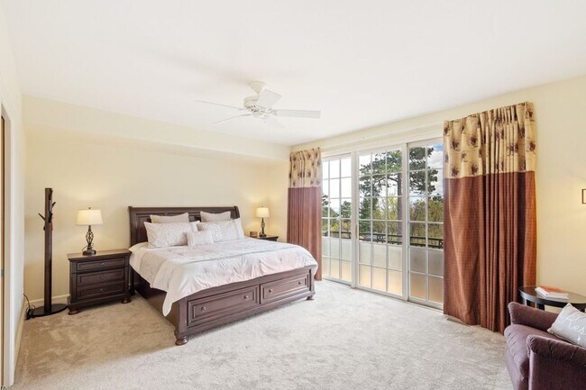 Building Photo - Gorgeous 4 Bedroom Home located in Gated Broadmoor Community