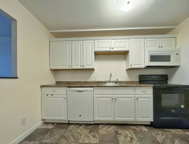 Building Photo - Luxury 2 bed condo includes Heat, hot wate...
