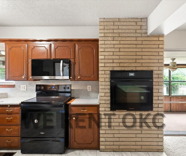 Building Photo - 3016 Shadybrook Dr