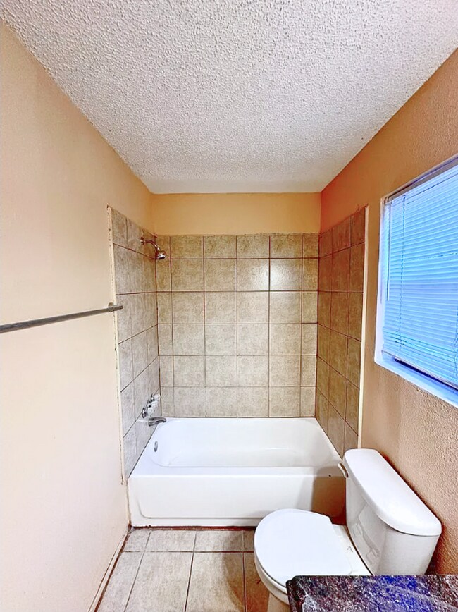 Building Photo - AVAILABLE NOW!