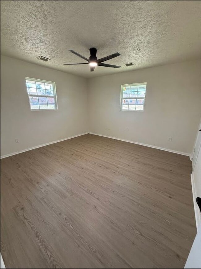 Building Photo - 5 Bedroom 2 Bath Available!!