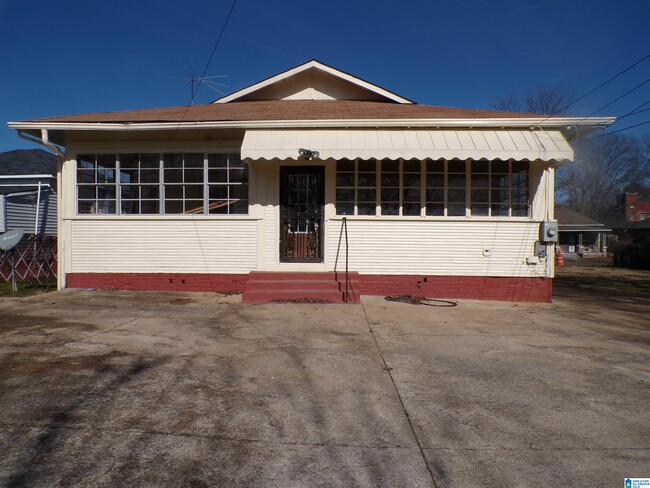 Building Photo - 613 5th St