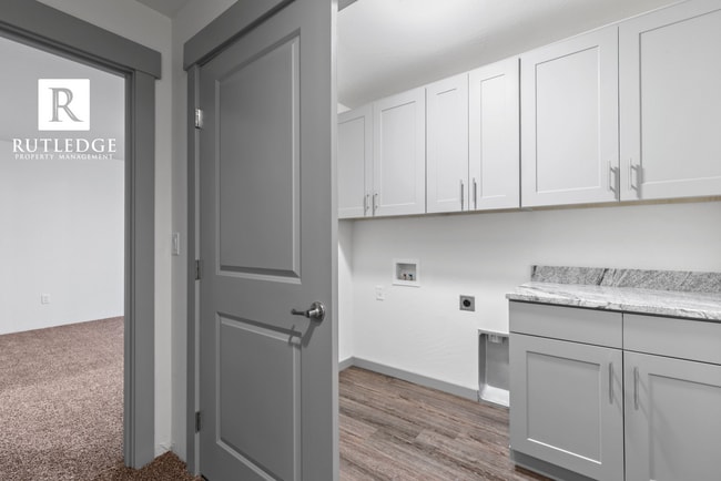 Building Photo - 3 Bed/2.5 Bath Townhome in Medford