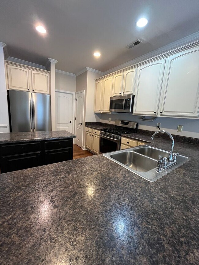 Building Photo - Stunning 3 Bed 3 Bath Home