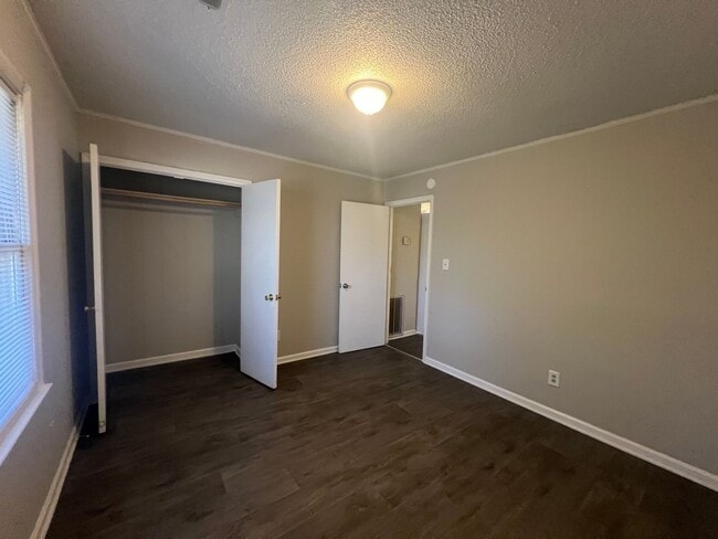 Building Photo - Move-in Ready!