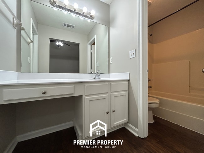 Building Photo - Cozy 3BR Home with Fireplace, Hardwood Floors & Fenced Yard in Memphis