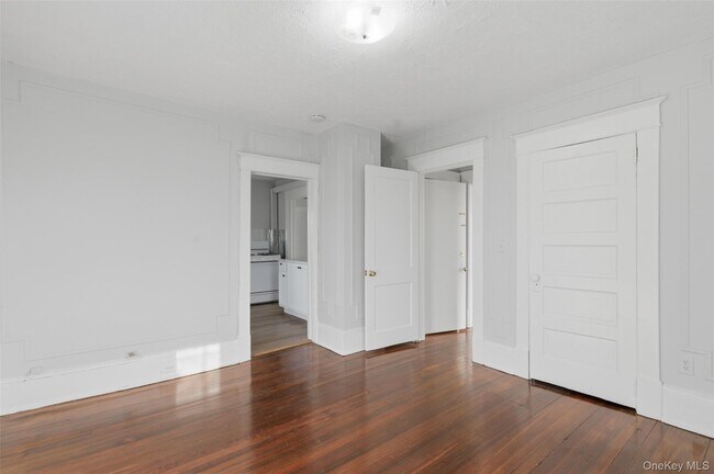 Building Photo - 1446 Lincoln Terrace