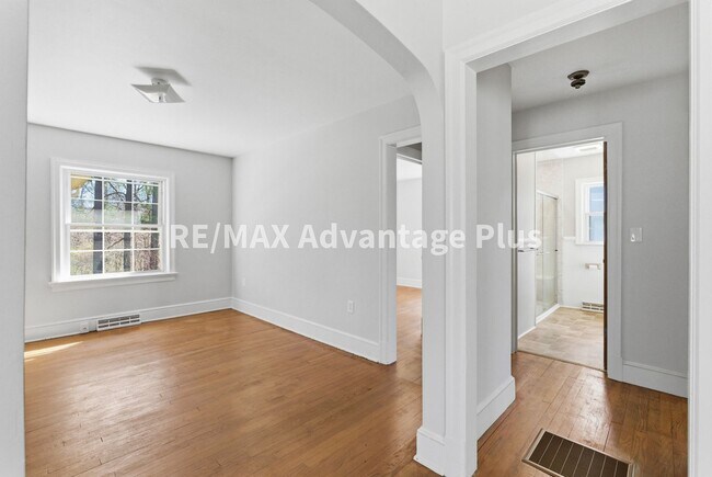 Building Photo - Beautiful brick home with full basement in Prospect