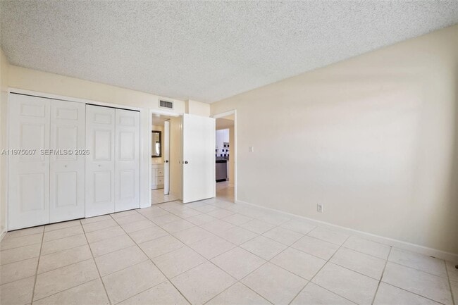 Building Photo - 303 Racquet Club Rd