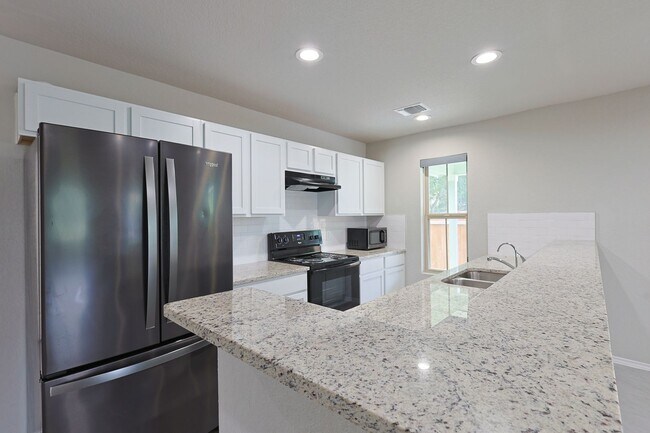 Building Photo - Charming 3/2 Minutes from Downtown NBTX