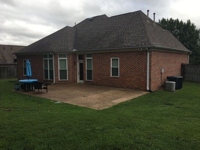 Building Photo - Ewing Place in Arlington! Pets are allowed, fees apply! Fenced in back yard!