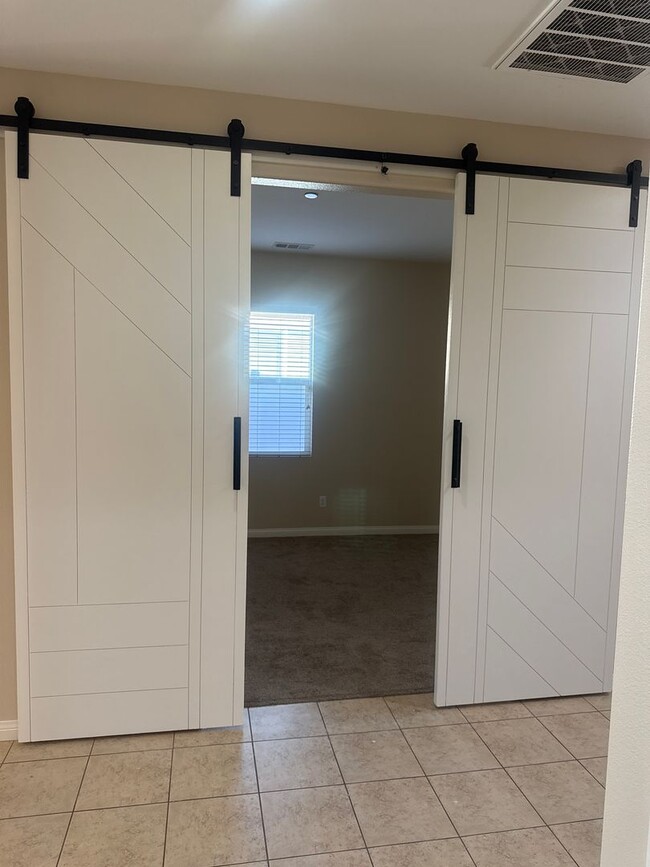 Building Photo - Single Story 3 bed 2 bath with Den