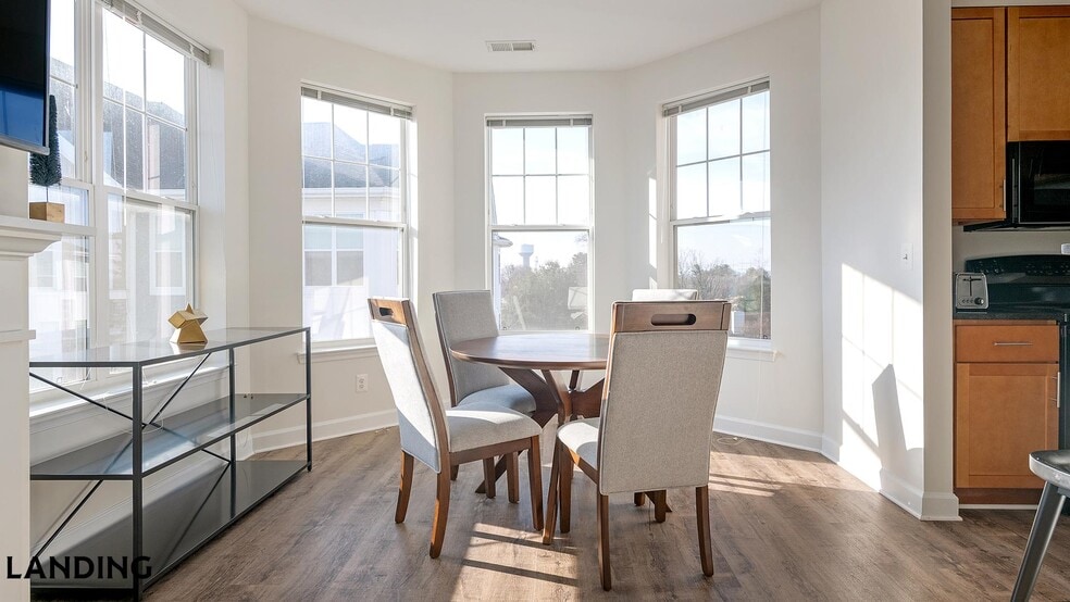 Building Photo - 909 Mansion Dr