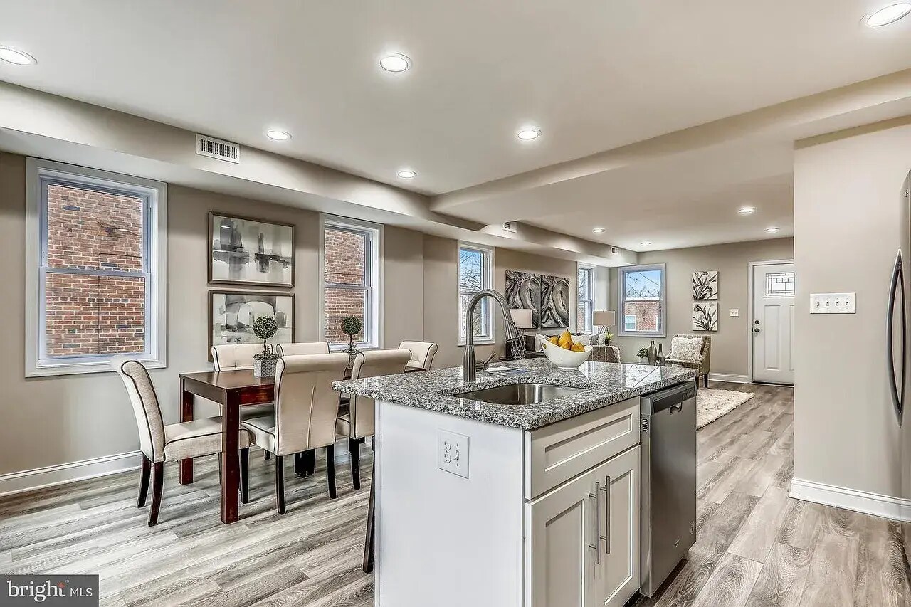 Building Photo - 724 Oneida Pl NW