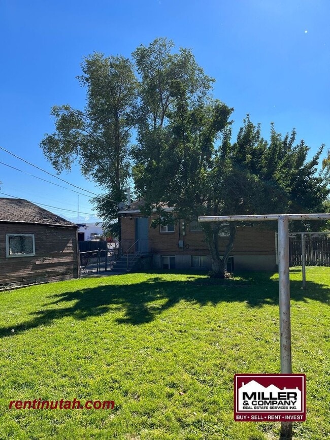 Building Photo - Cute 2 bedroom Duplex For Rent!!