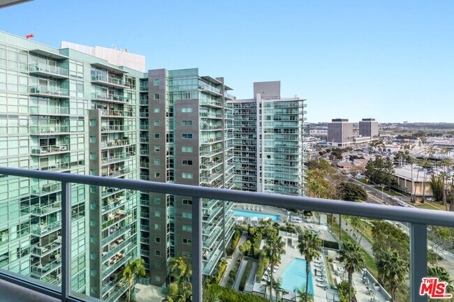 Building Photo - 13700 Marina Pointe Dr