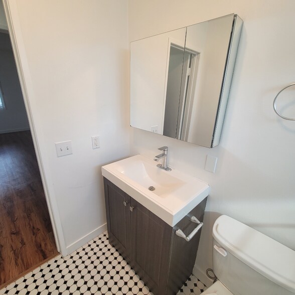 Building Photo - 125 S Ave 53