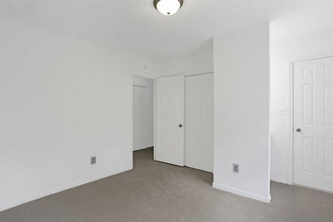 Building Photo - Great 2BR 2BA in Kenwood Forest Community in Downtown Bethesda